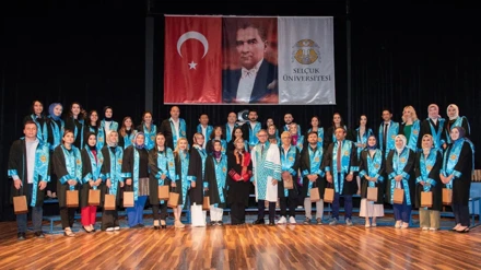 Selçuk Üniversitesi 2022 – 2023 öğretim yılı doktora ve yüksek lisans mezunları, 12.07.2023 tarihinde, 7 enstitünün birlikte düzenlediği “Mezuniyet ve Ödül Töreni”nde cübbelerini giydi.
